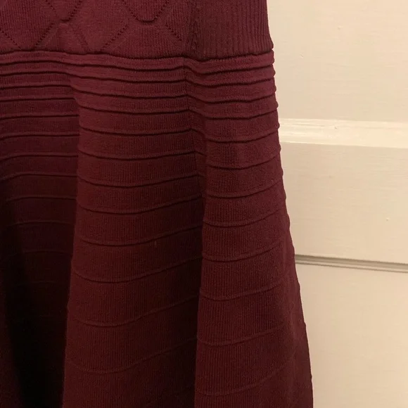 Burgundy Ted Baker textured fabric fall wedding - Picture 4 of 7